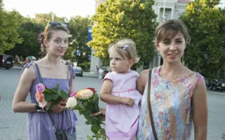 Флэшмоб женственности в Севастополе — когда девушки дарят цветы девушкам...