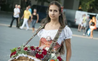Флэшмоб женственности в Севастополе — когда девушки дарят цветы девушкам...