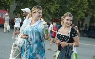 Флэшмоб женственности в Севастополе — когда девушки дарят цветы девушкам...