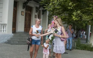 Флэшмоб женственности в Севастополе — когда девушки дарят цветы девушкам...