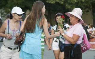 Флэшмоб женственности в Севастополе — когда девушки дарят цветы девушкам...