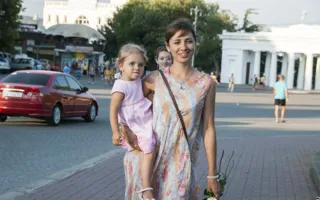 Флэшмоб женственности в Севастополе — когда девушки дарят цветы девушкам...