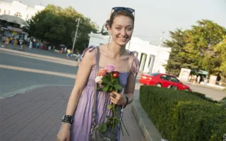 Флэшмоб женственности в Севастополе — когда девушки дарят цветы девушкам...