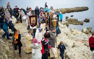 Севастопольцы традиционно искупались в водах Чёрного моря на Херсонесе на Крещение Господне