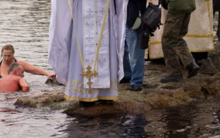Севастопольцы традиционно искупались в водах Чёрного моря на Херсонесе на Крещение Господне