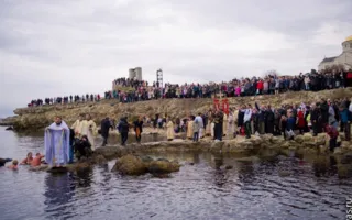 Севастопольцы традиционно искупались в водах Чёрного моря на Херсонесе на Крещение Господне