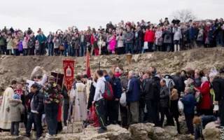 Севастопольцы традиционно искупались в водах Чёрного моря на Херсонесе на Крещение Господне