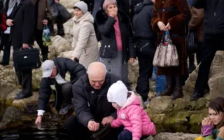 Севастопольцы традиционно искупались в водах Чёрного моря на Херсонесе на Крещение Господне