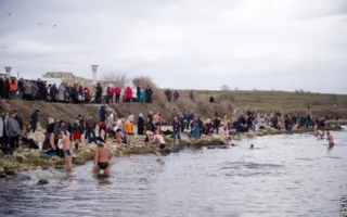 Севастопольцы традиционно искупались в водах Чёрного моря на Херсонесе на Крещение Господне