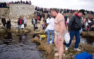 Севастопольцы традиционно искупались в водах Чёрного моря на Херсонесе на Крещение Господне