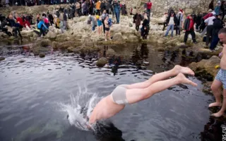 Севастопольцы традиционно искупались в водах Чёрного моря на Херсонесе на Крещение Господне