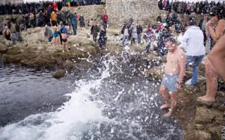 Севастопольцы традиционно искупались в водах Чёрного моря на Херсонесе на Крещение Господне
