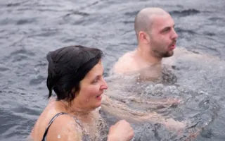 Севастопольцы традиционно искупались в водах Чёрного моря на Херсонесе на Крещение Господне