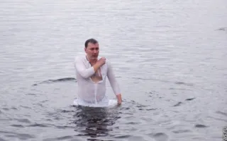 Севастопольцы традиционно искупались в водах Чёрного моря на Херсонесе на Крещение Господне