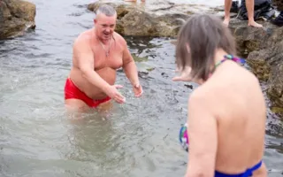 Севастопольцы традиционно искупались в водах Чёрного моря на Херсонесе на Крещение Господне