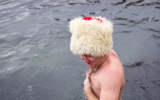 Севастопольцы традиционно искупались в водах Чёрного моря на Херсонесе на Крещение Господне