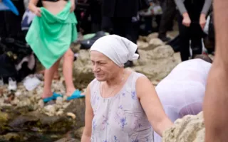 Севастопольцы традиционно искупались в водах Чёрного моря на Херсонесе на Крещение Господне