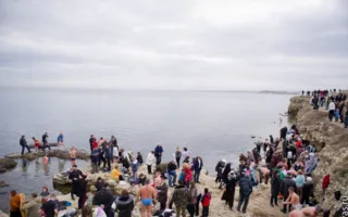 Севастопольцы традиционно искупались в водах Чёрного моря на Херсонесе на Крещение Господне