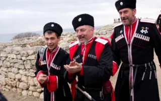 Севастопольцы традиционно искупались в водах Чёрного моря на Херсонесе на Крещение Господне