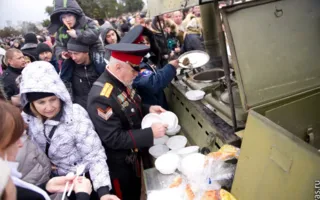 Севастопольцы традиционно искупались в водах Чёрного моря на Херсонесе на Крещение Господне