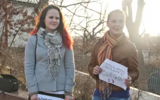 В Севастополе в Международный день объятий состоялся флэшмоб «Обниму даром»
