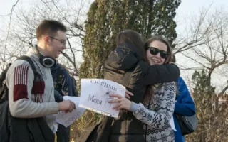 В Севастополе в Международный день объятий состоялся флэшмоб «Обниму даром»