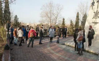 В Севастополе в Международный день объятий состоялся флэшмоб «Обниму даром»