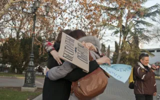 В Севастополе в Международный день объятий состоялся флэшмоб «Обниму даром»