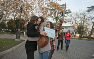 В Севастополе в Международный день объятий состоялся флэшмоб «Обниму даром»