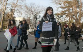 В Севастополе в Международный день объятий состоялся флэшмоб «Обниму даром»
