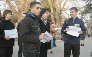 В Севастополе в Международный день объятий состоялся флэшмоб «Обниму даром»