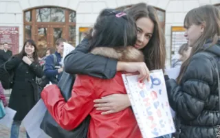 В Севастополе в Международный день объятий состоялся флэшмоб «Обниму даром»