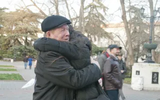 В Севастополе в Международный день объятий состоялся флэшмоб «Обниму даром»