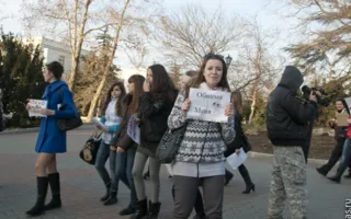 В Севастополе в Международный день объятий состоялся флэшмоб «Обниму даром»