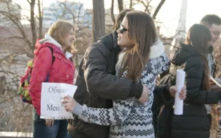 В Севастополе в Международный день объятий состоялся флэшмоб «Обниму даром»