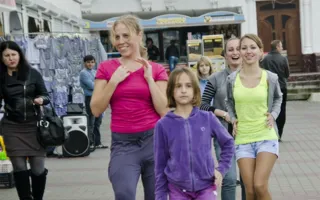 Яркий танцевальный флэшмоб на Приморском бульваре в Севастополе