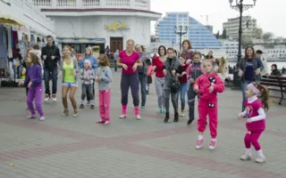 Яркий танцевальный флэшмоб на Приморском бульваре в Севастополе