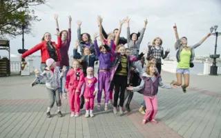 Яркий танцевальный флэшмоб на Приморском бульваре в Севастополе