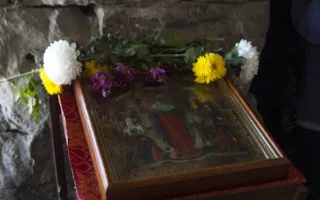 Возвращение святыни в память храма «Всех скорбящих Радость», выкупленных на западном аукционе