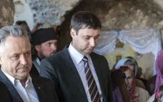 Возвращение святыни в память храма «Всех скорбящих Радость», выкупленных на западном аукционе