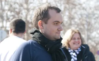 Легендарный символ британской столицы — красный двухэтажный автобус дабл-деккер на улицах Севастополя