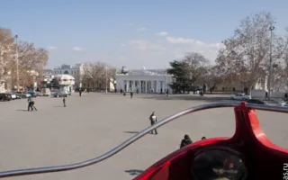 Легендарный символ британской столицы — красный двухэтажный автобус дабл-деккер на улицах Севастополя