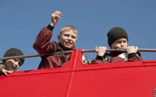 Легендарный символ британской столицы — красный двухэтажный автобус дабл-деккер на улицах Севастополя