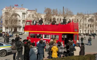 Легендарный символ британской столицы — красный двухэтажный автобус дабл-деккер на улицах Севастополя