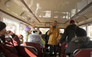 Легендарный символ британской столицы — красный двухэтажный автобус дабл-деккер на улицах Севастополя