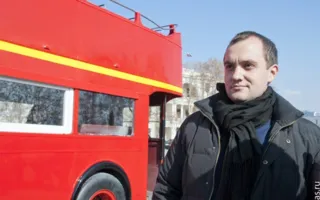 Легендарный символ британской столицы — красный двухэтажный автобус дабл-деккер на улицах Севастополя