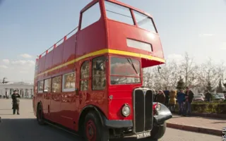 Легендарный символ британской столицы — красный двухэтажный автобус дабл-деккер на улицах Севастополя
