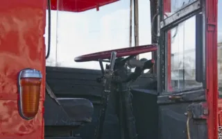 Легендарный символ британской столицы — красный двухэтажный автобус дабл-деккер на улицах Севастополя