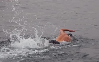На пляже Хрустальный «моржи» продемонстрировали свою силу, красоту и выносливость