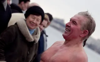 На пляже Хрустальный «моржи» продемонстрировали свою силу, красоту и выносливость